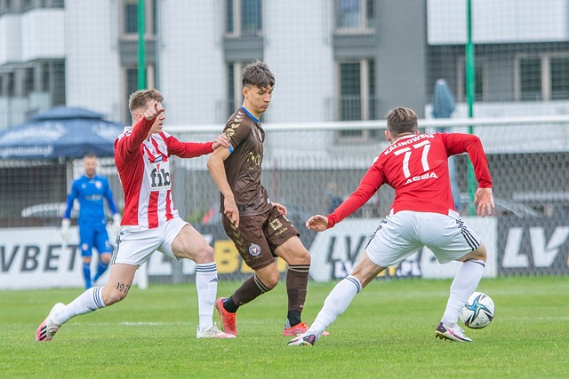 十人皇马1-1奥萨苏纳2分领跑，曼城4-0横扫纽卡.